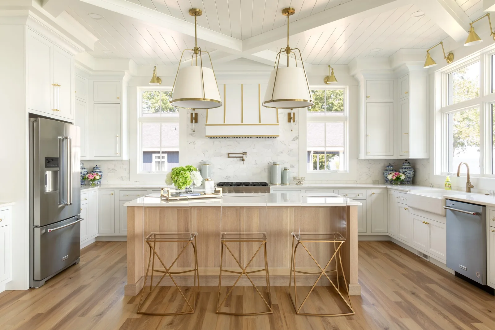 Modern kitchen with Shiloh Cabinetry