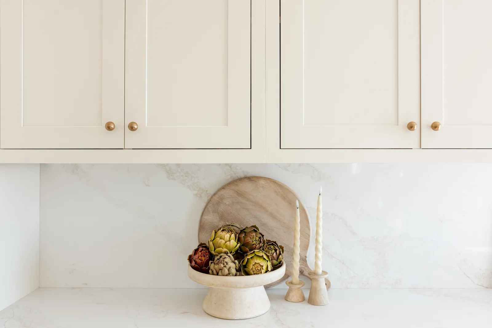 Stutler Cabinets Hanover kitchen — wide view with Shiloh Soft White perimeter, Straw white oak island, brass hardware, and breakfast nook with drum pendant